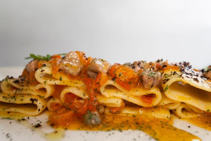 piatto di pasta con tonno e pomodoro