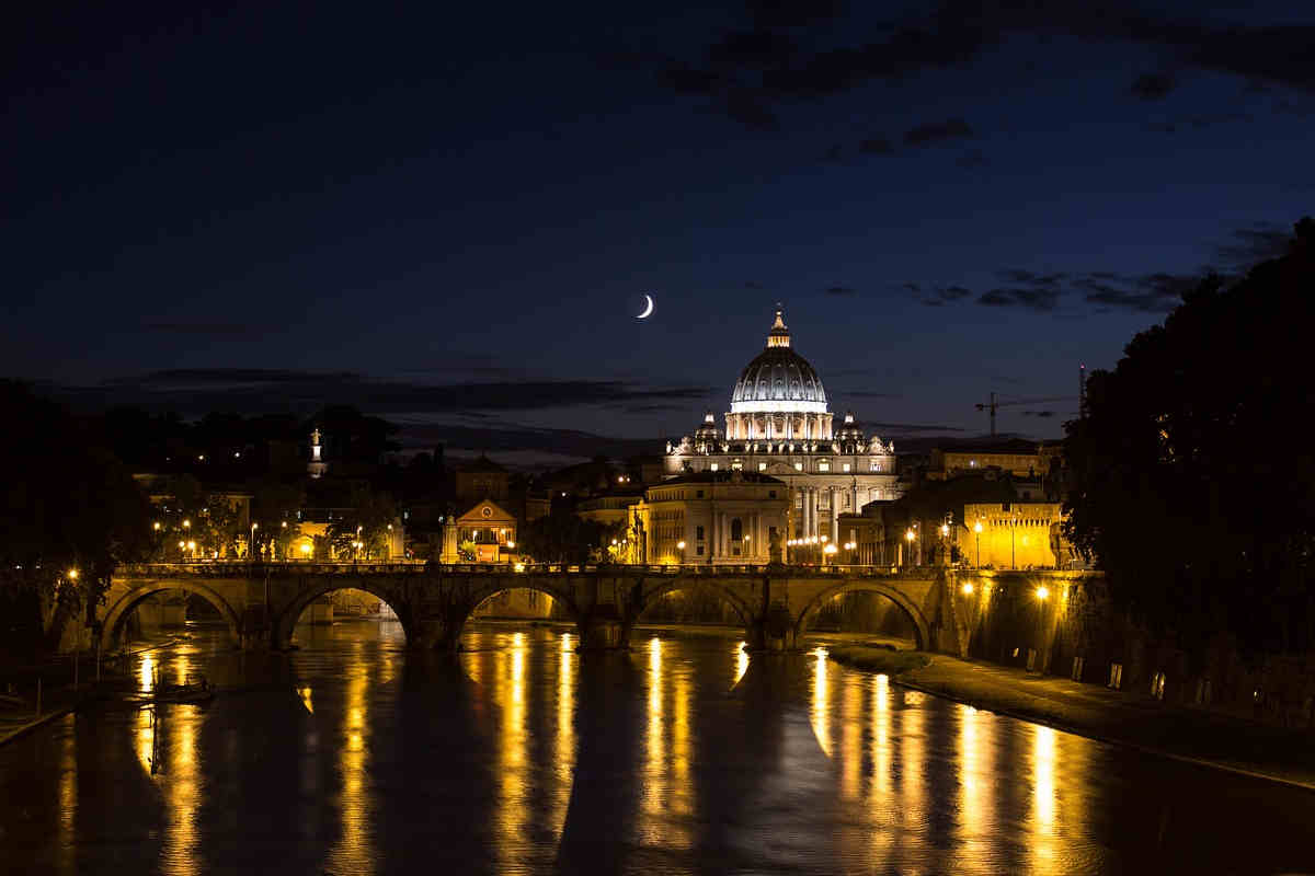 panorama di roma illuminata di notte