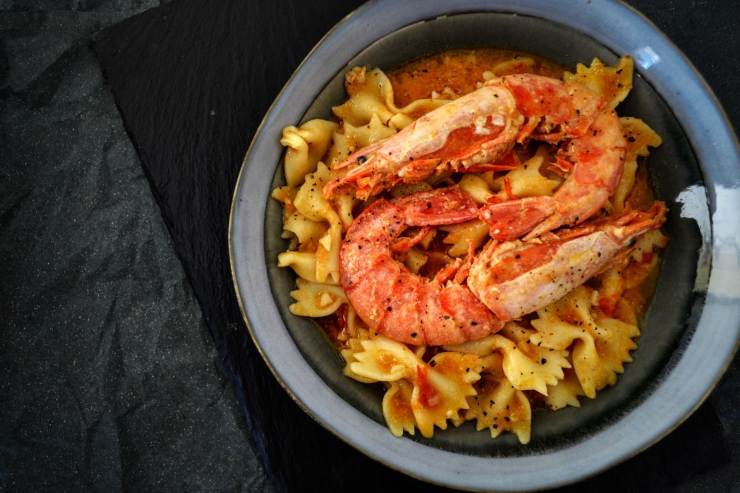 piatto di pasta con gamberoni