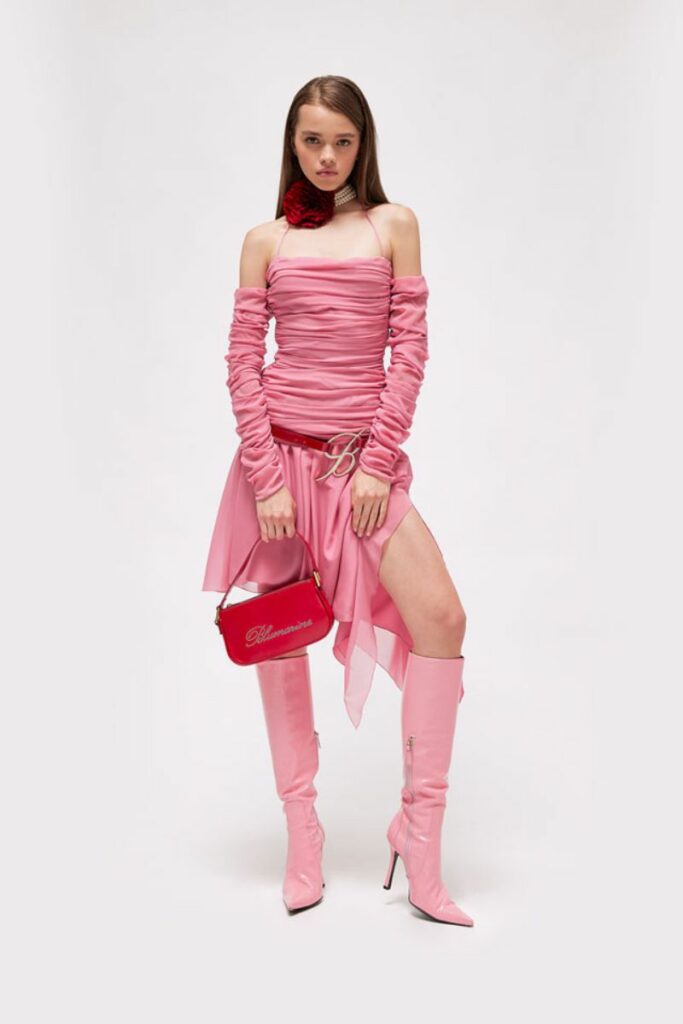 modella look total pink con stivali rosa Blumarine