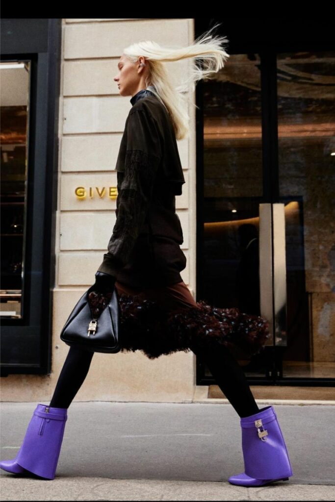 modella look black con stivali viola Givenchy