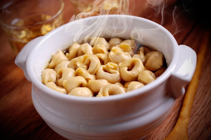 piatto di tortellini ancora caldi