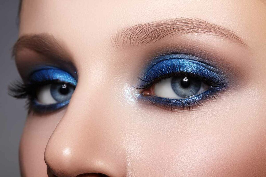 Viso di ragazza con particolare sul make up occhi azzurri