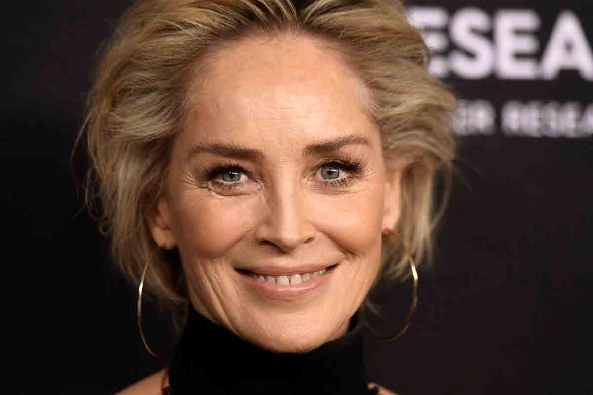 Cos’è il tumore fibroide che ha colpito Sharon Stone