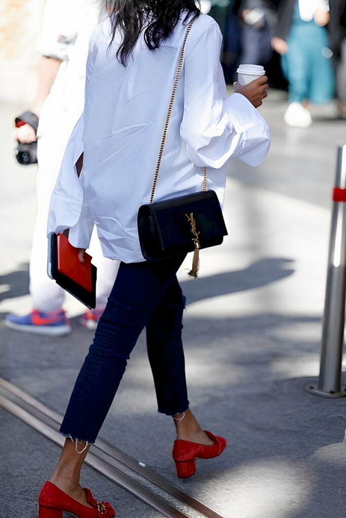 Scarpe rosse e camicia bianca abbinamento