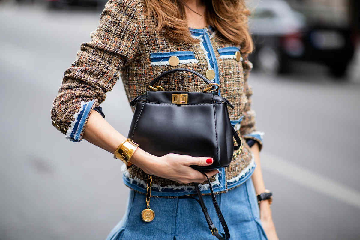 donna con giacca melange e borsa peekaboo Fendi