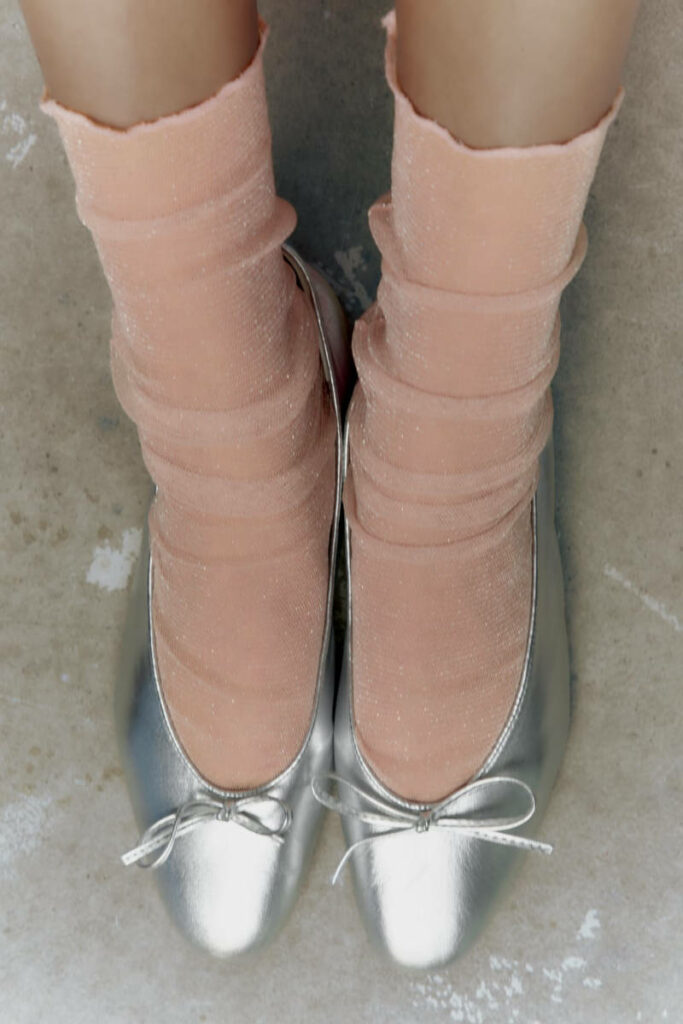 ballerine argentate con calzini glitter rosa