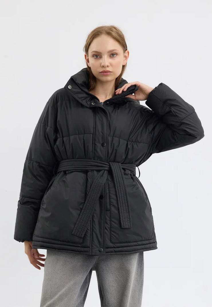 donna con cappotto oversized nero