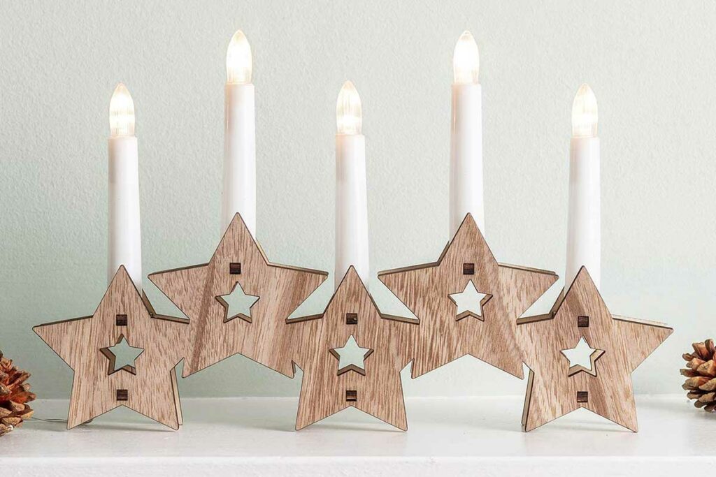 centrotavola con stelle legno e candele