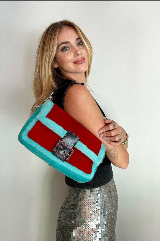 Chiara Ferragni con Fendi baguette rossa e celeste