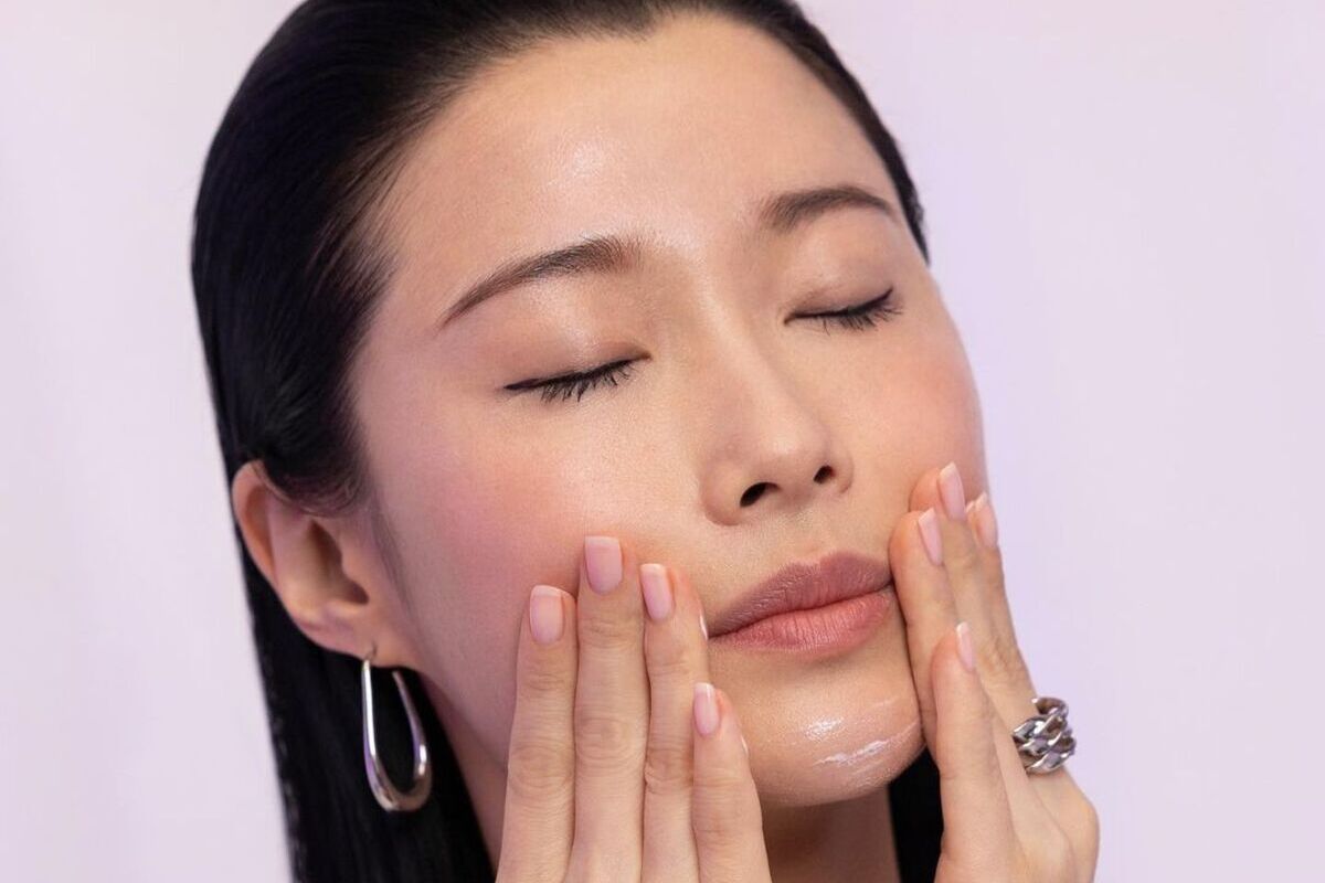 Ragazza che applica la crema viso