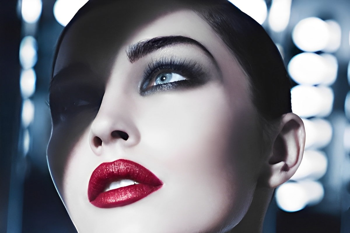 Megan Fox make-up smokey nero e rossetto rosso - Errori make-up da non fare in inverno