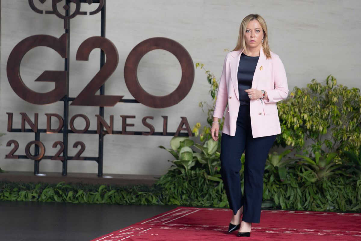 Giorgia Meloni al G20 di Bali con blazer rosa e pantaloni blu