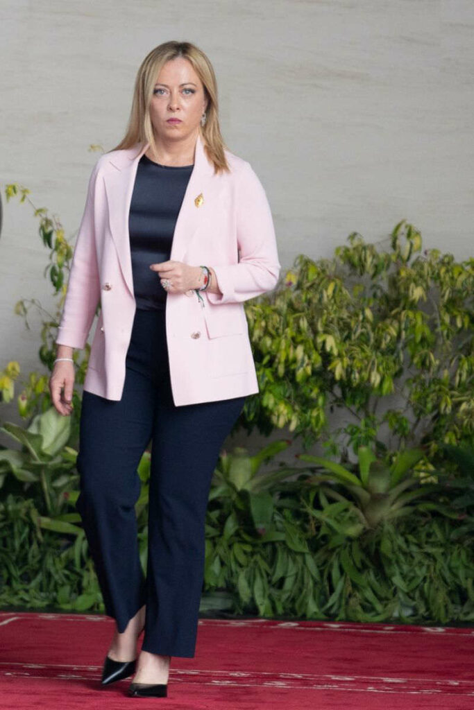 Giorgia Meloni blazer rosa e pantaloni blu