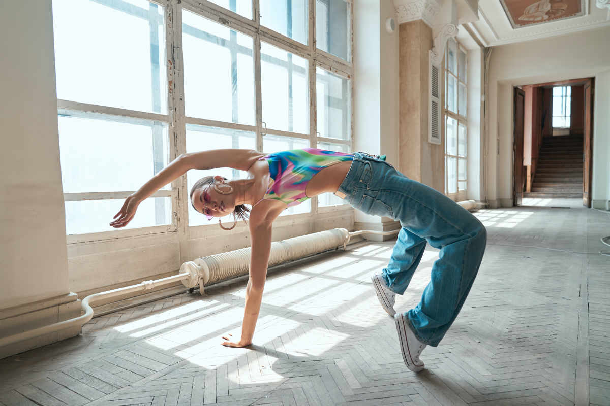 ballerina con jeans a palazzo e body colorato