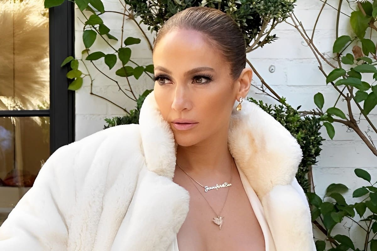 Jennifer Lopez con pelliccia bianca