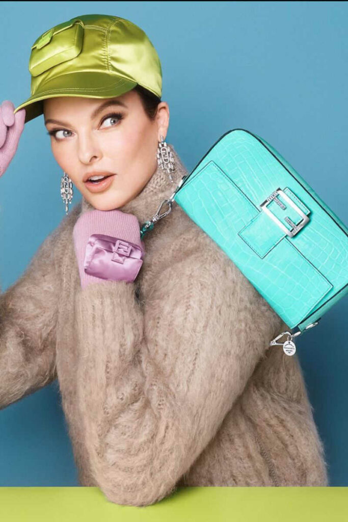 Linda Evangelista con Fendi Baguette celeste