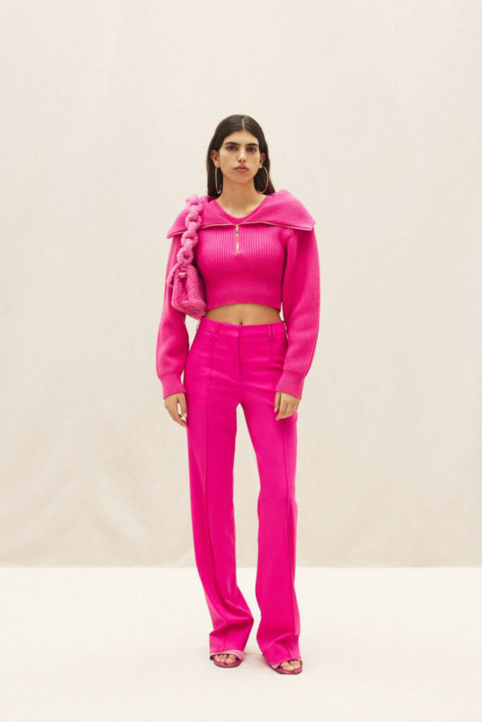 donna total pink con maglione con zip rosa e pantaloni rosa