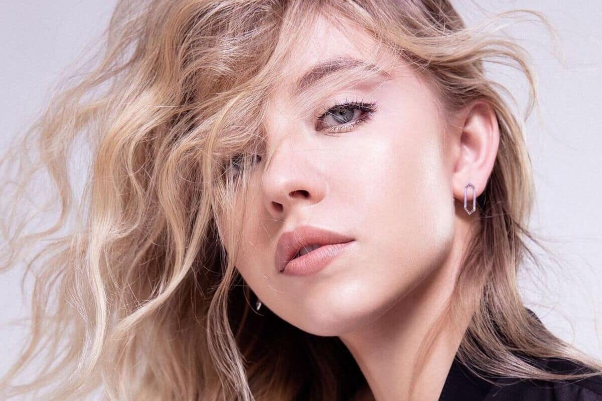 Sydney Sweeney capelli mossi e eyeliner