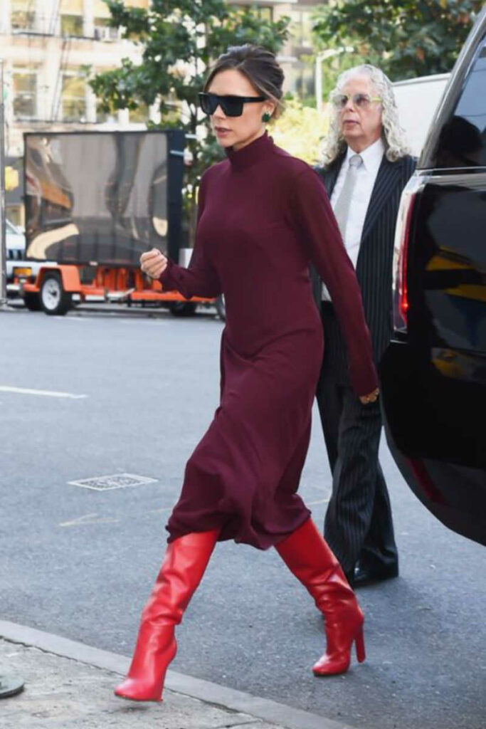 victoria beckham stivali cuissard rossi su abito bordeaux