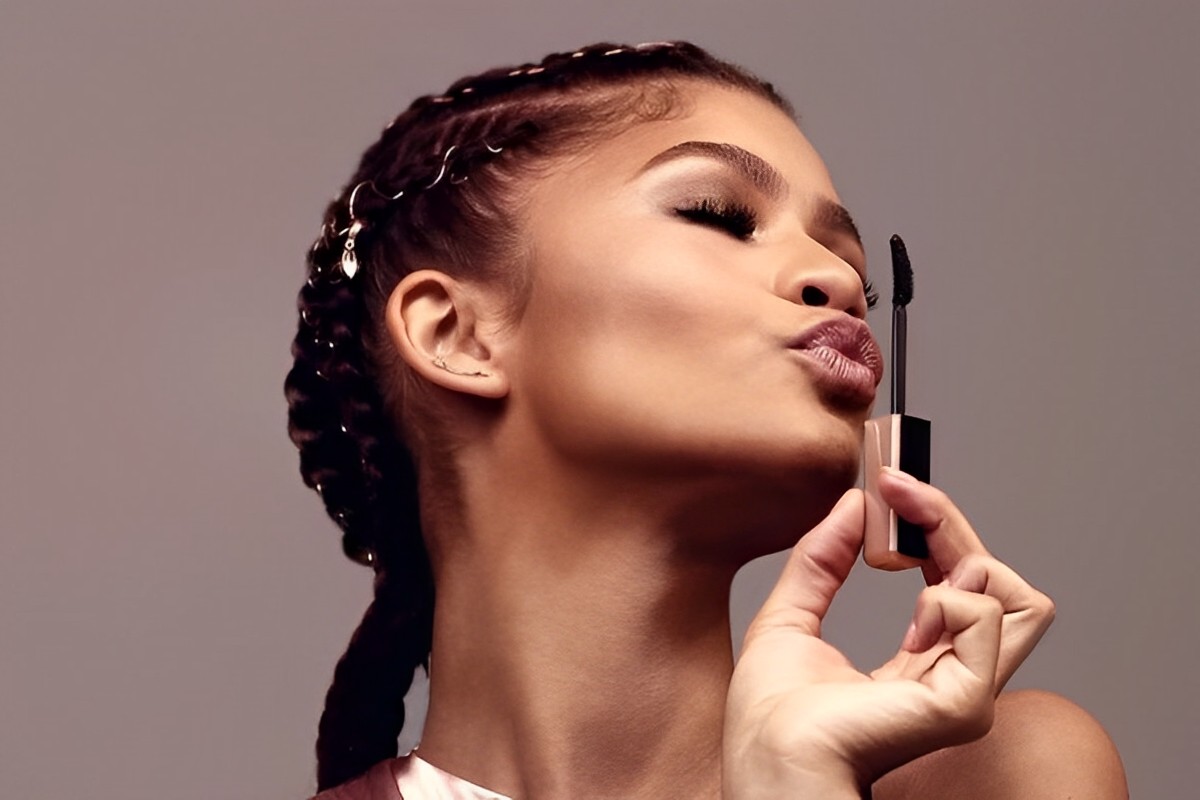 Scatto spiritoso di Zendaya mentre bacia il suo mascara- tendenza tiktok anti mascara