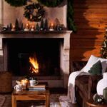 angolo del salotto con camino decorato con decorazioni Natalizie Maisons du Monde