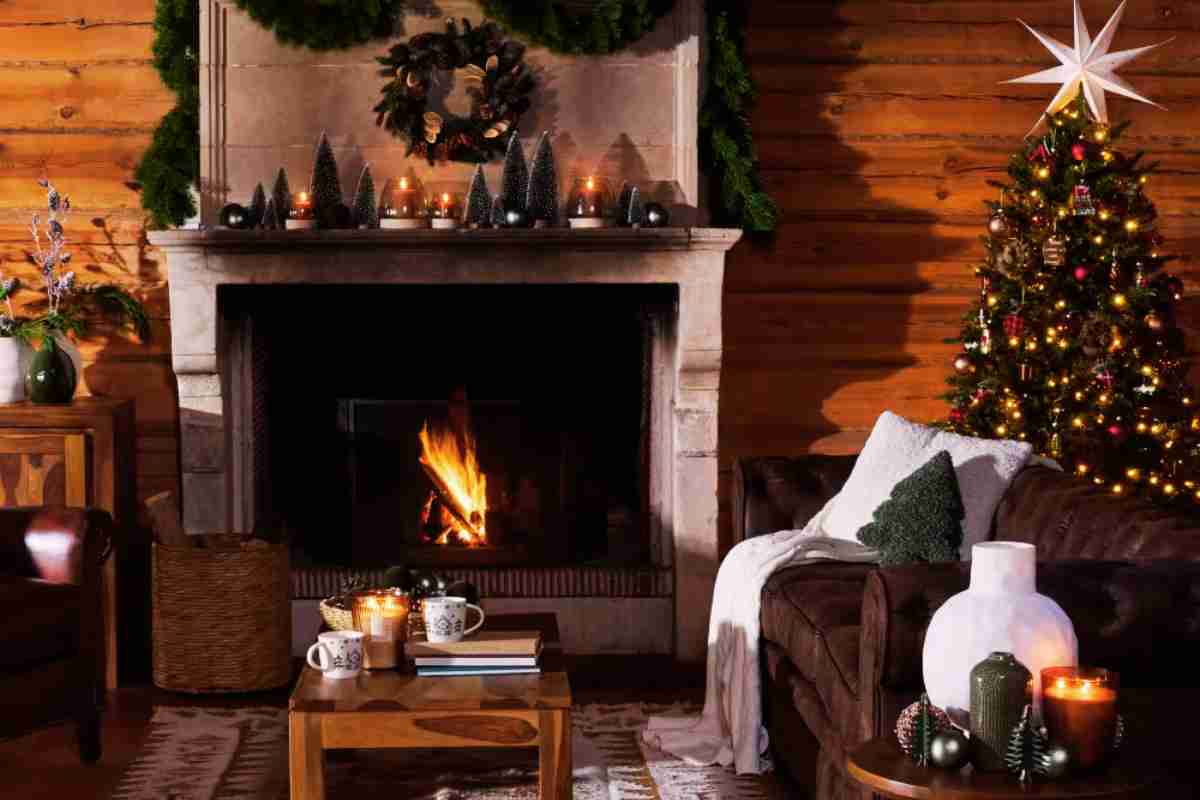 angolo del salotto con camino decorato con decorazioni Natalizie Maisons du Monde