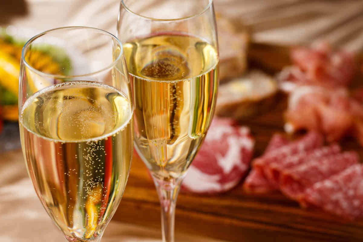 Aperitivo con champagne: ecco cosa stuzzicare in compagnia