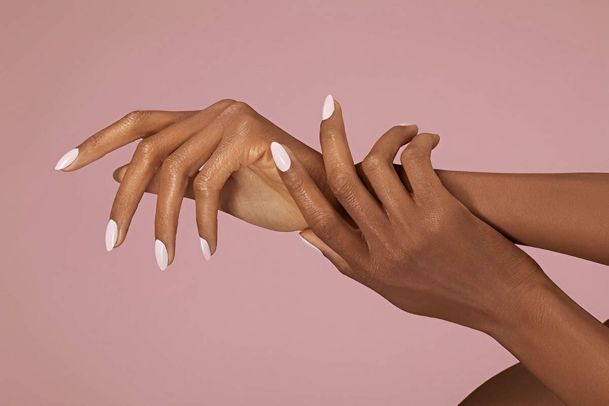 Mani curate con sfondo malva