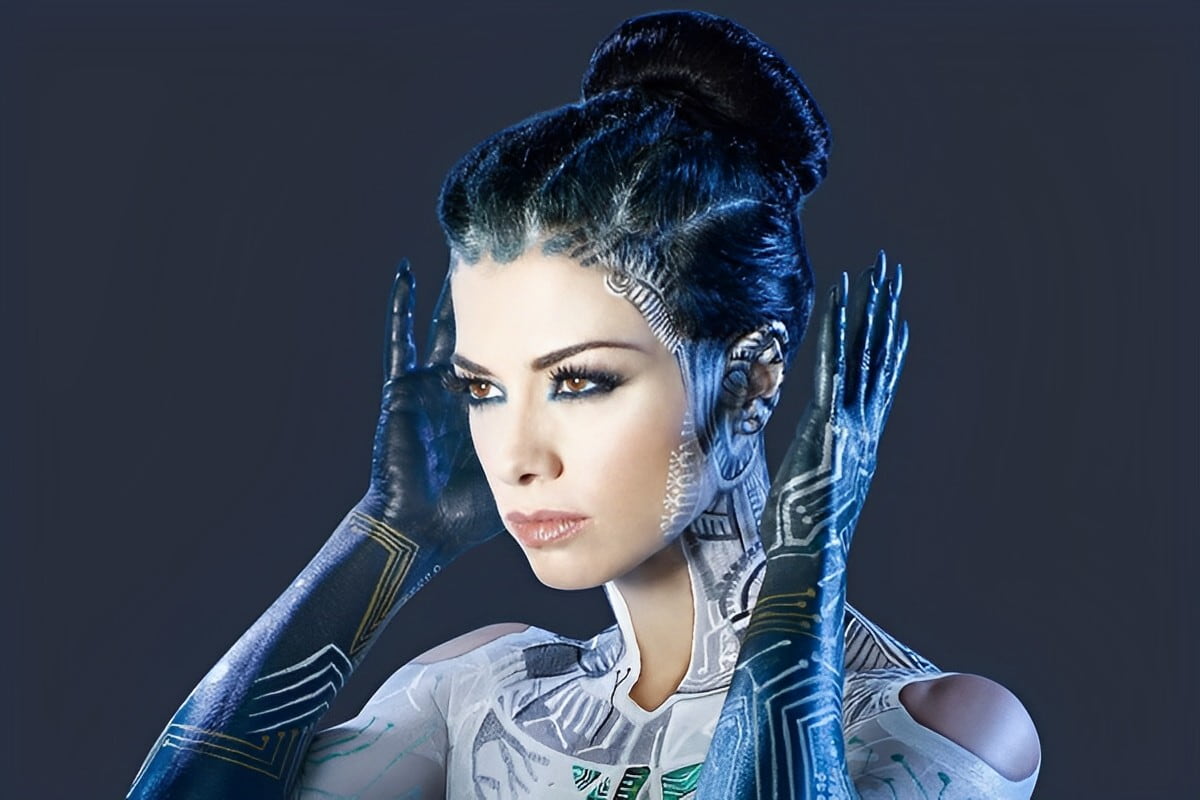 Dolcenera con chignon e body painting