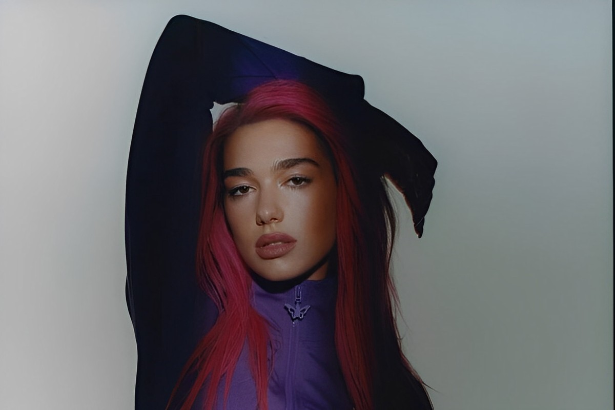Dua Lipa con capelli rosa