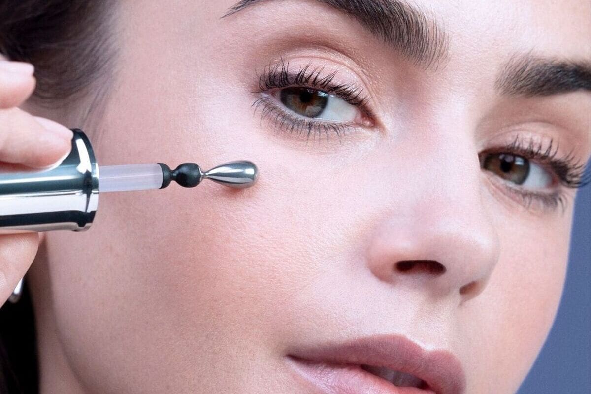 Lily Collins applica il siero viso