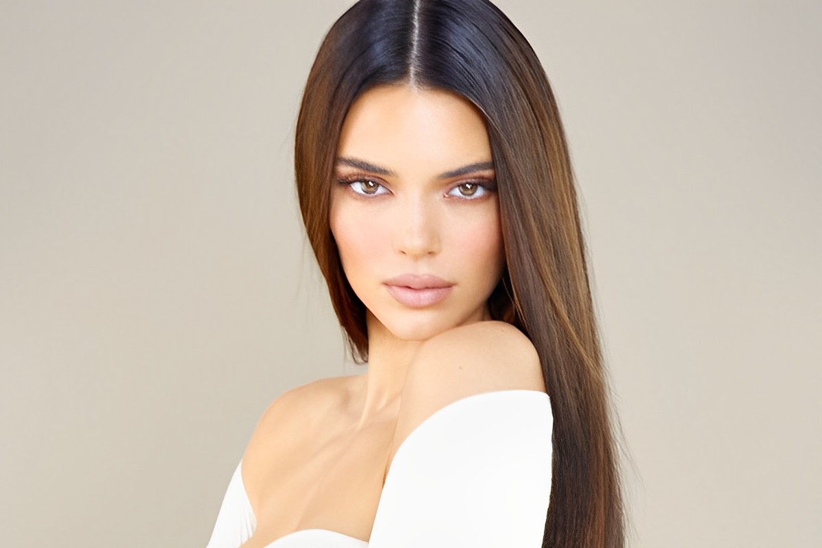 Kendall Jenner capelli lunghi lisci castani