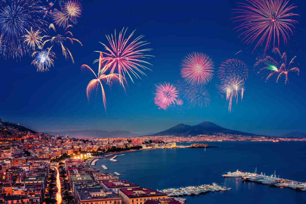 panorama del golfo di Napoli con il vesuvio sullo sfondo e i fuochi di artificio a capodanno