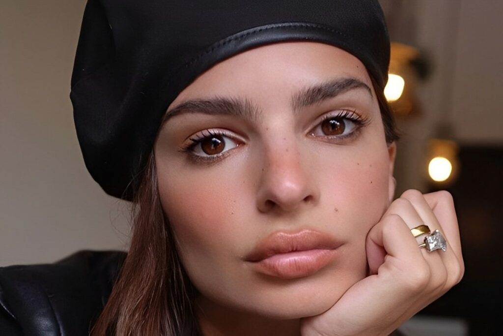 Emily Ratajkowski con trucco labbra Overlining lips