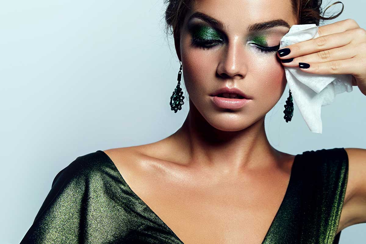 Ragazza che usa una salvietta struccante per togliere il trucco dagli occhi