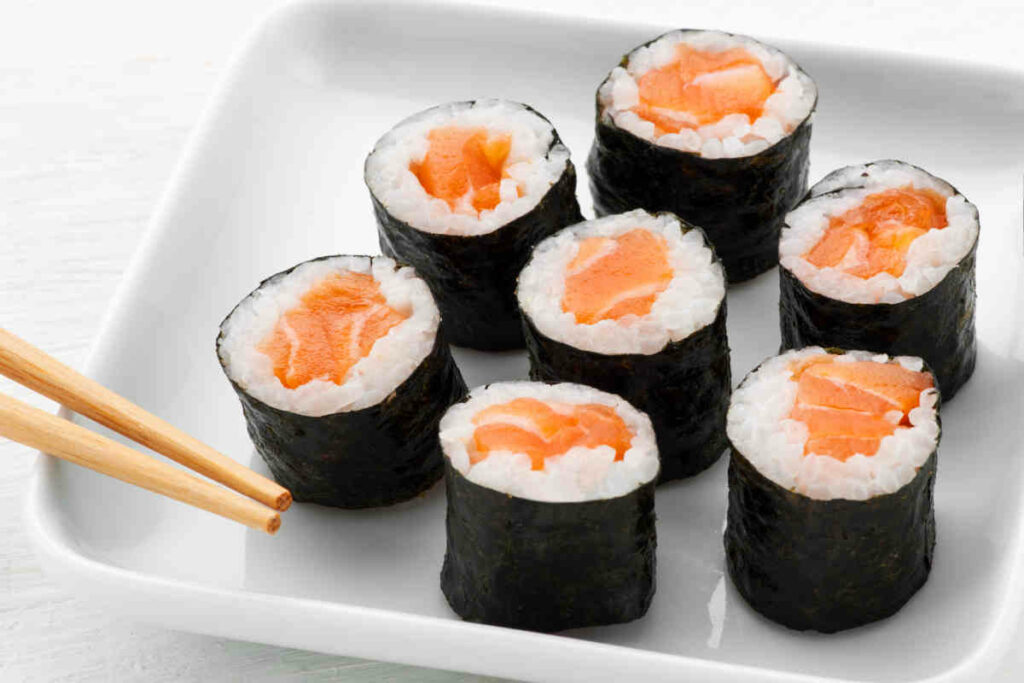 piatto quadrato con sushi al salmone