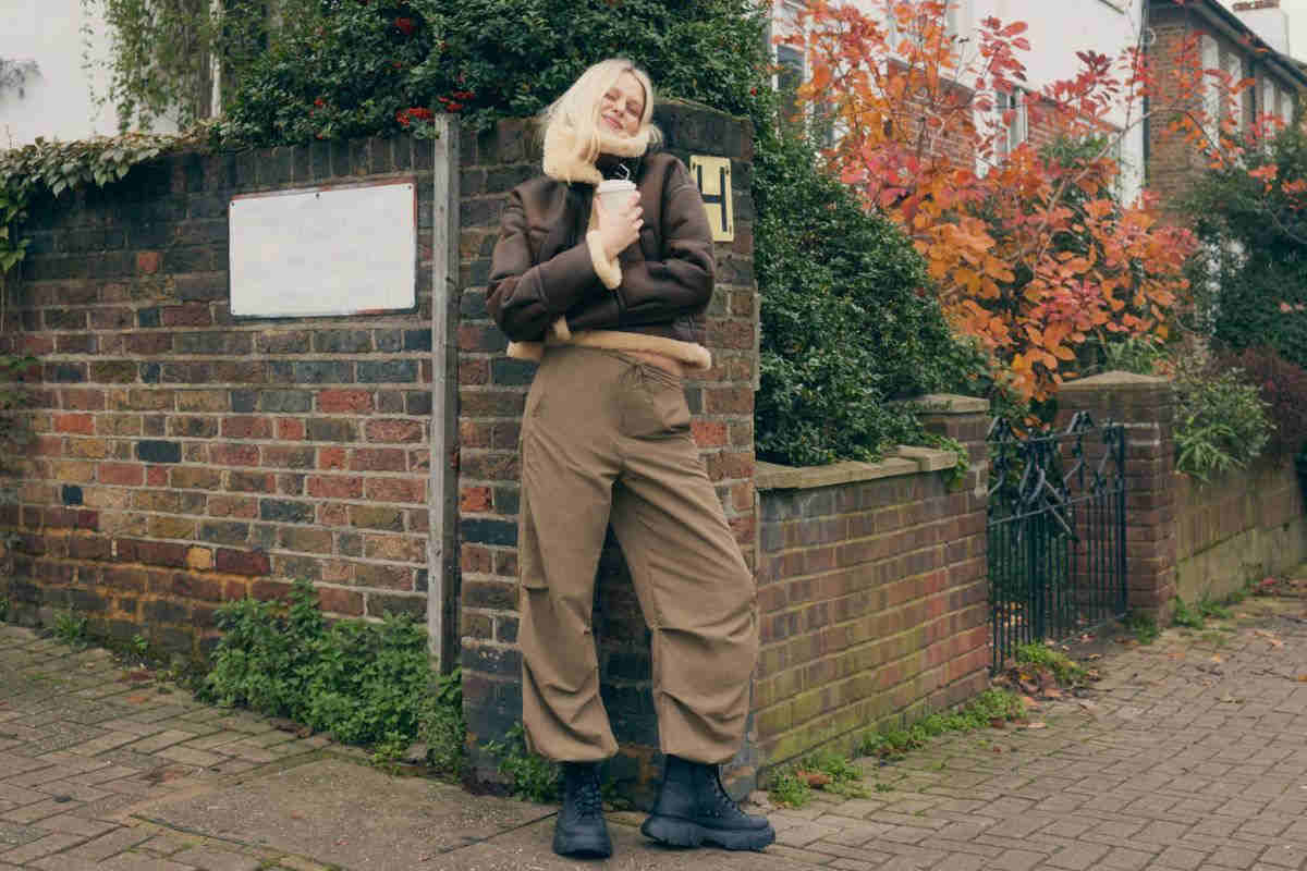 ragazza con pantaloni parachute e stivaletti