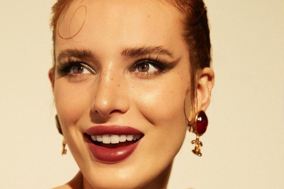 Scatto in primo piano di Bella Thorne con make-up grafico
