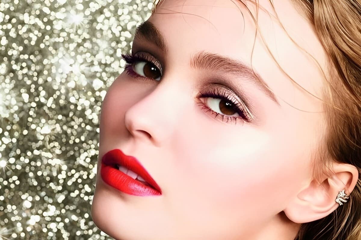 Lily-Rose Depp con make-up perfetto per le Feste