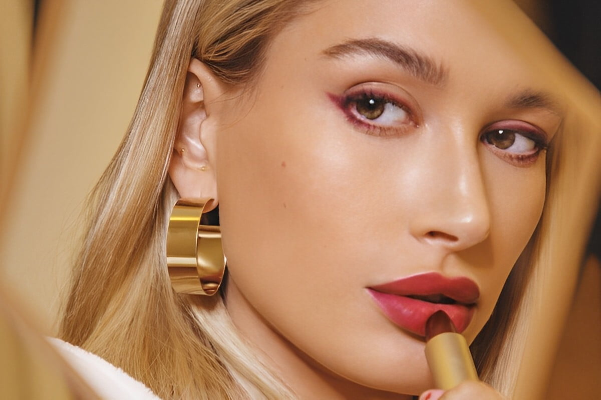 Hailey Bieber con make-up occhi e labbra magenta