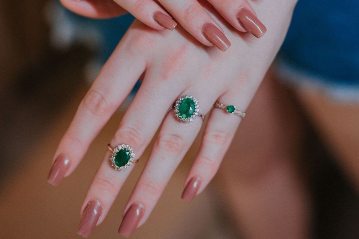 mani di una ragazza con anelli smeraldo