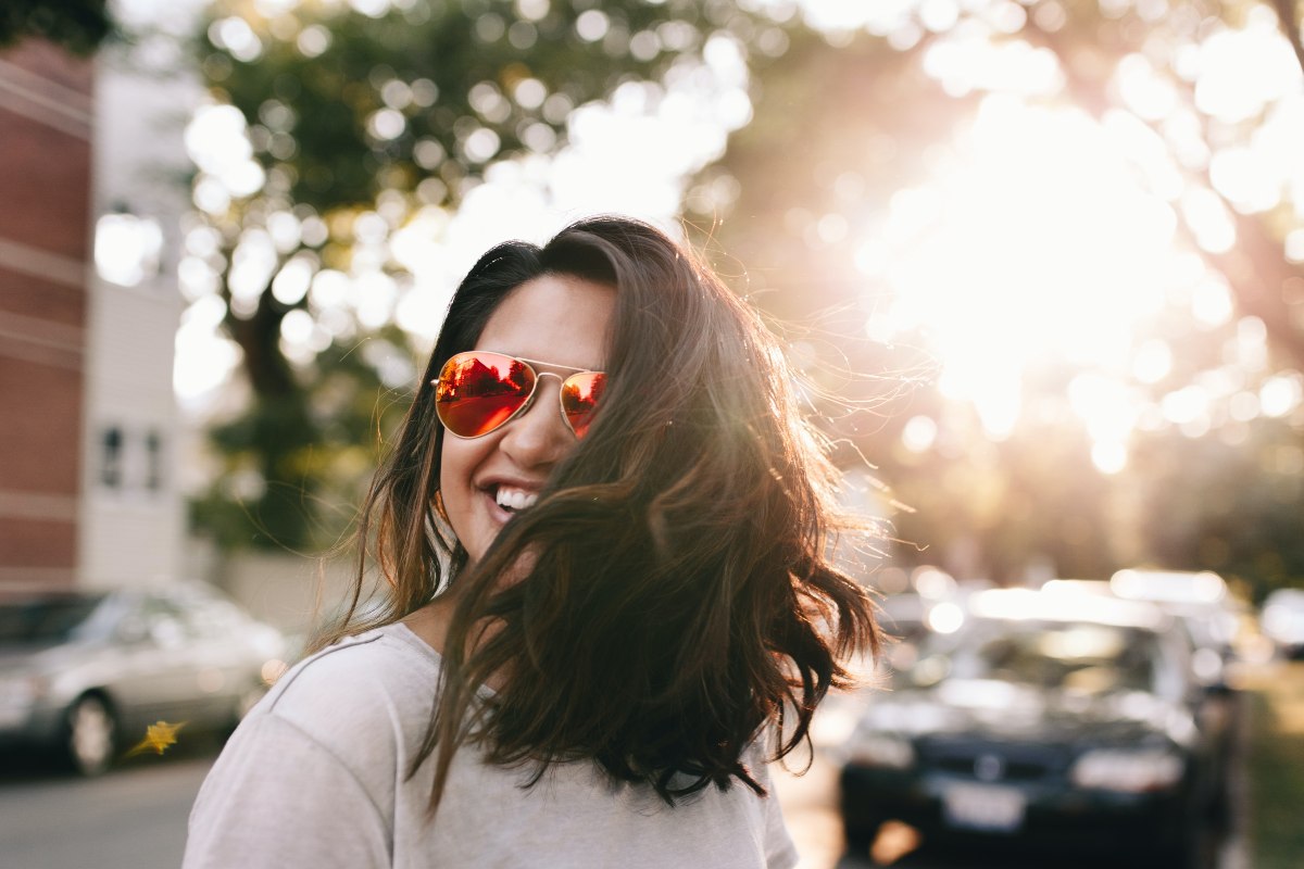 Ragazza mora con capelli voluminosi
