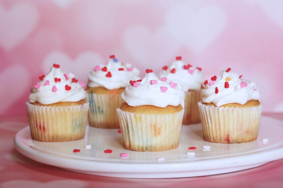 muffin su piatto con cuoricini