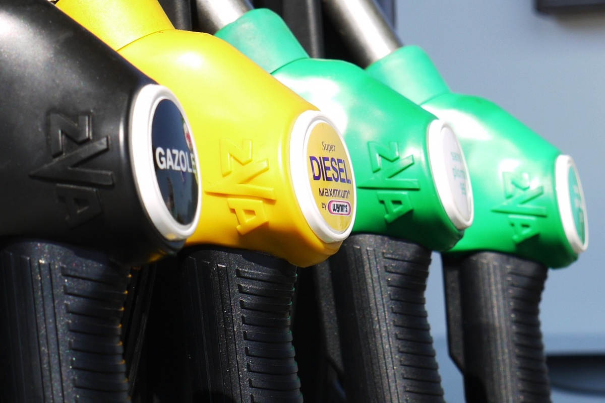 Come risparmiare sulla benzina? Tre consigli salvavita (e tasche)
