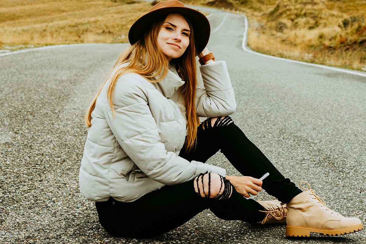 ragazza seduta su strada