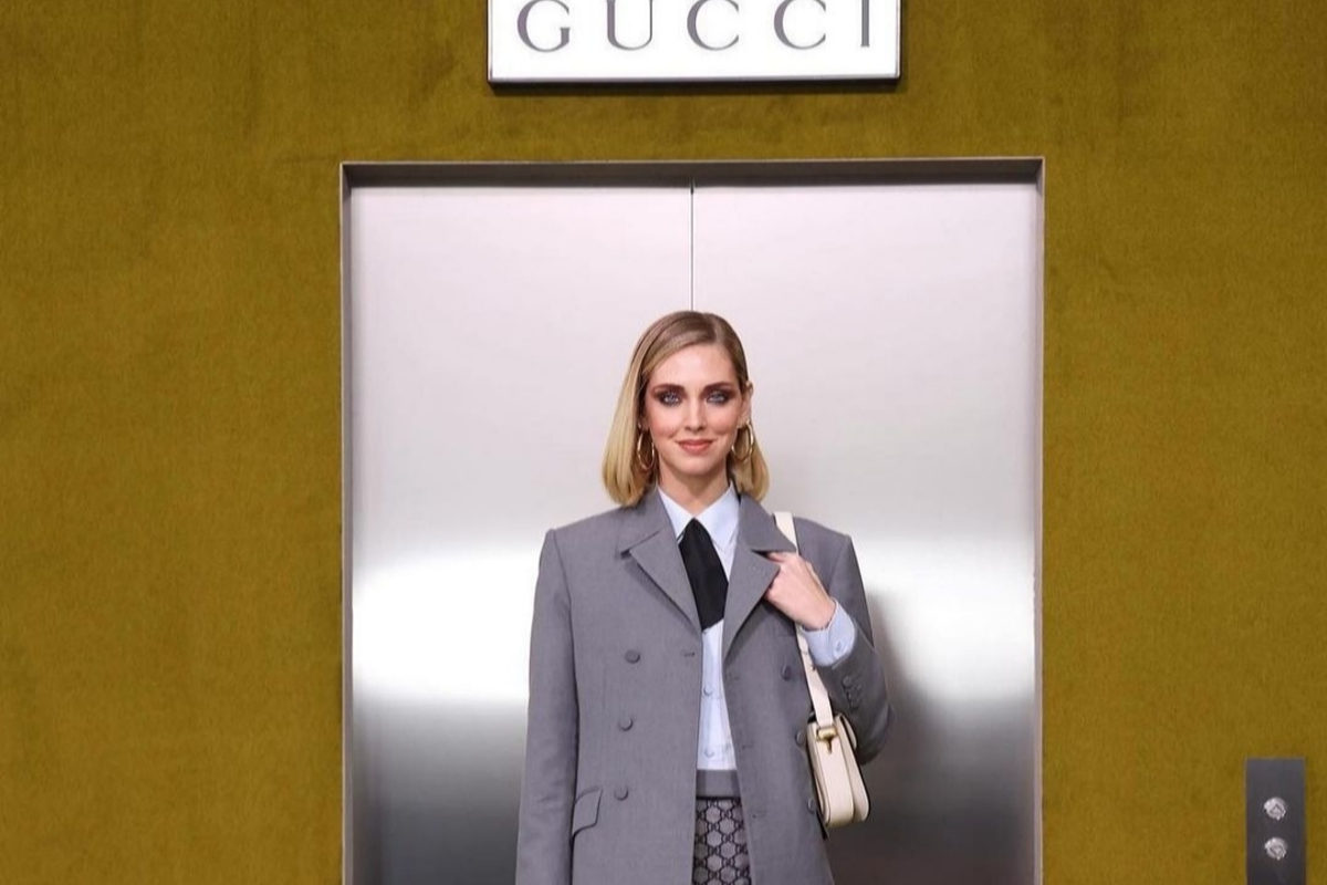 Gucci punta sulle calze collant colorate che si vedono in vita