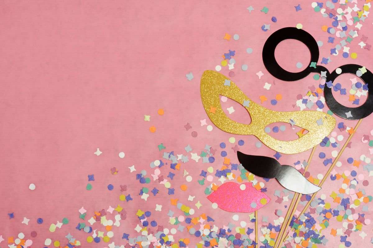 maschere di Carnevale con sfondo rosa