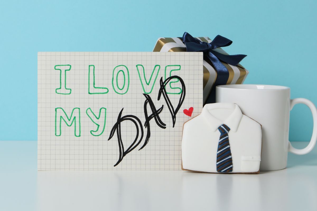 scritta " I love my dad " con gadget vari