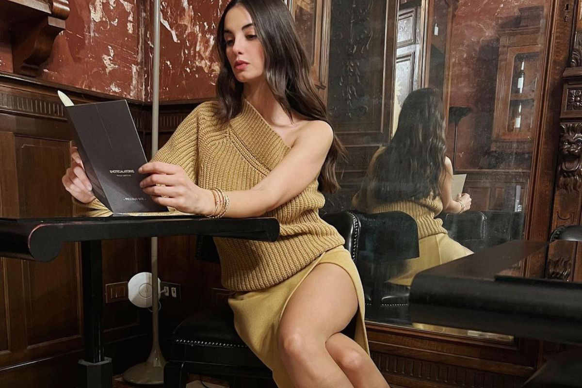 tendenza primavera maglione monospalla